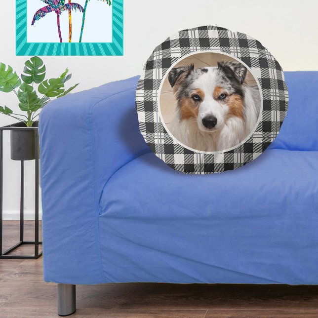 Timless Pet Photo Mörk Grått Buffalo Play Art Rund Kudde (Buffalo Plaid Dark Gray and Buttercream Photo Round Pillow)
