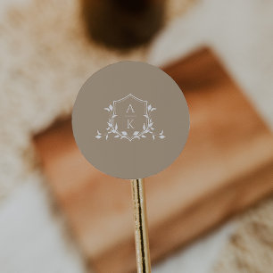 Timless Vines Monogram Vapensköld Dusty Beige Runt Klistermärke