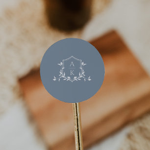 Timless Vines Monogram Vapensköld Dusty Blue Runt Klistermärke