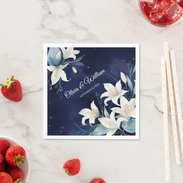 Timless White Lilies på en Rik Navy Background Pappersservett (Insitu)