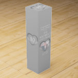 Tin 10th vin för bröllopsdaghjärtafotoet boxas presentask för vinflaska<br><div class="desc">Vin eller andar för Tinårsdaggåva boxas. Härlig görad full av hål tinhjärta verkställer på ett ljust - grå färgfärg med vin för bröllopsdagen för fotomallen 10th boxas att paketera. Skräddarsy med ditt egna mottagarenamn, eller släktingar specificerar och fotoet. Det 10th årsdagåret är traditionellt tillhörande med tin. För närvarande läser grattis...</div>