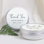 Tin-ruta för Tack i anpassningsbar Script Elegant  Runt Klistermärke<br><div class="desc">Anpassningsbar-elegant-calligraphy box tack vare ditt bröllop gynnas personlig med det nylånade parets namn och bröllop-datum. Tennburkar ingår inte,  prisa gäller endast etiketterna. Jag rekommenderar att du använder alternativet 3 tum och hämtar de stora aluminiumlådorna. Underbar som party favors för dina gäster.</div>