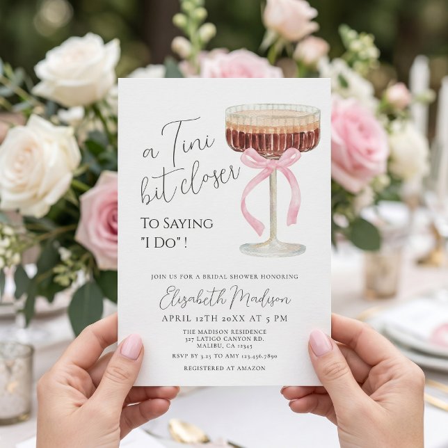 Tini Bit Closer Bröllopsfestinladan Inbjudningar (bridal shower invite, martini bridal shower, cocktail bridal shower, pink bow bridal shower)
