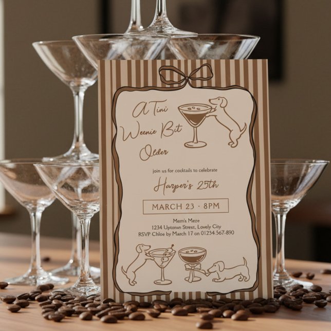 Tini Weenie Lite Äldre Dachshund Martini Födelseda Inbjudningar (A Tini Weenie Bit Older invitation with dachshund and martini doodle drawings)