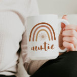 TINLEY Bohemian Burnt Orange Rainbow Sol Auntie Kaffemugg<br><div class="desc">Den keramiska mugg har en bohemisk bränd orange terracotta-regnbåge med sol inuti och ord "auntie" i ett handskrivet penselteckensnitt. Kaffet kopp är perfektens sätt att tillkännage ett nyfödd bebis i familjen och ger en underbar gåva till din favorit moster. 💜 FÄRG ÄR REDIGERBART! Klicka på Redigera design om du vill...</div>