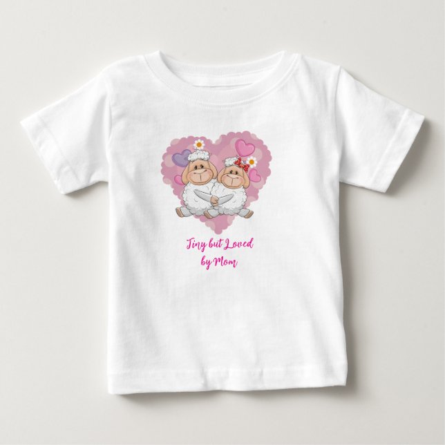 Tiny but Loved by Mom Baby T-Shirt (Framsida)