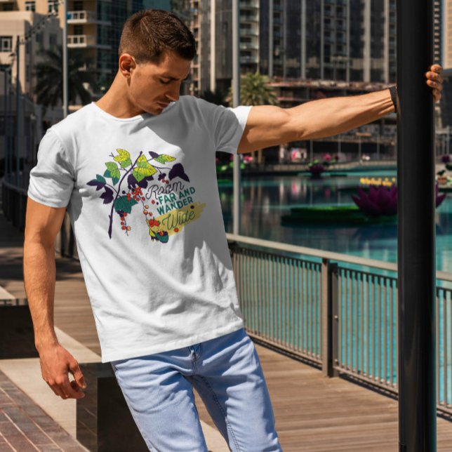 Tiny Girl Collating Berries i Träd T Shirt (Skapare uppladdad)