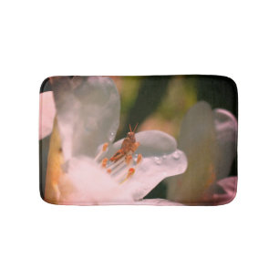 Tiny Grashopper on White Azalea Flower Badrumsmatta
