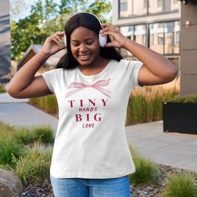 Tiny Hands, Big Love Baby Shower T-Shirt (Skapare uppladdad)