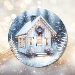 Tiny Home in a Magic Winter Forest Runt Klistermärke<br><div class="desc">Julklistermärken. Söt,  vita,  lilla hem som dekorerats i jul-ljus,  en krans och omgiven av en magisk skog som förtrollade vintern under underlandet.</div>