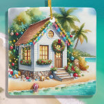 Tiny Home on Beach Festive-julen Julgransprydnad Keramik<br><div class="desc">Personligens jularrangemang. Ett litet,  vitt,  fint,  litet hus på en strand med söt fritid Juldekorationer som wreaths,  trädgårdsmark och ljus vid jul på handflatan träd.</div>