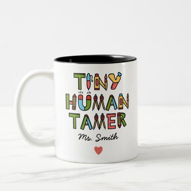 Tiny Human Tamer | Anpassningsbar Teacher Namn Två-Tonad Mugg (Vänster)