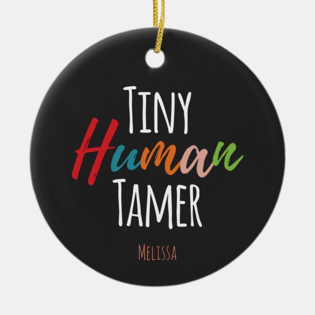 Tiny Human Tamer Kindergarten Teacher Typography Julgransprydnad Keramik (Framsidan)