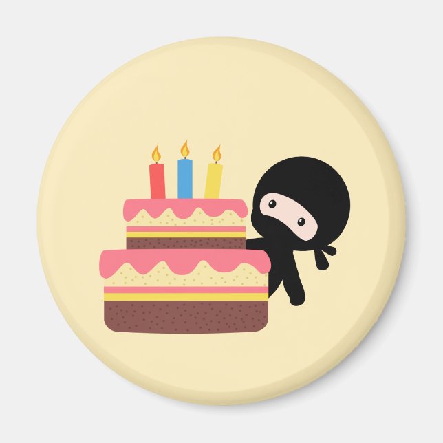 Tiny Ninja Behind Birthday Cake Gult Magnet (Framsidan)