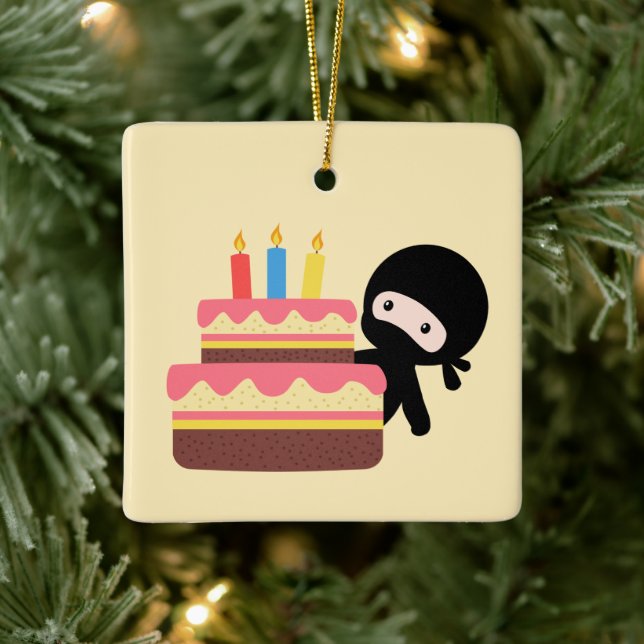 Tiny Ninja Behind Birthday Cake on Gult Julgransprydnad Keramik (Träd)