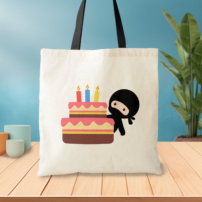 Tiny Ninja Behind Birthday Cake Tygkasse (Skapare uppladdad)