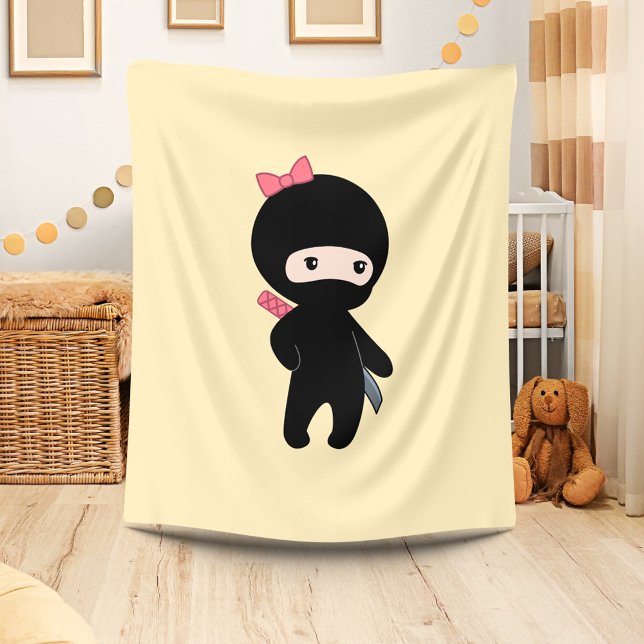 Tiny Ninja Girl på Gult Fleecefilt (Skapare uppladdad)