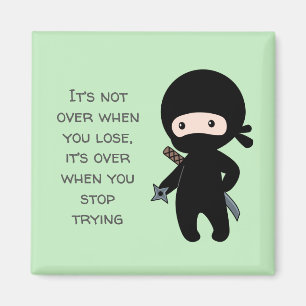 Tiny Ninja Holding Throwing Star Grönt Quote Magnet