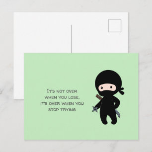 Tiny Ninja Holding Throwing Star on Grönt Quote Vykort
