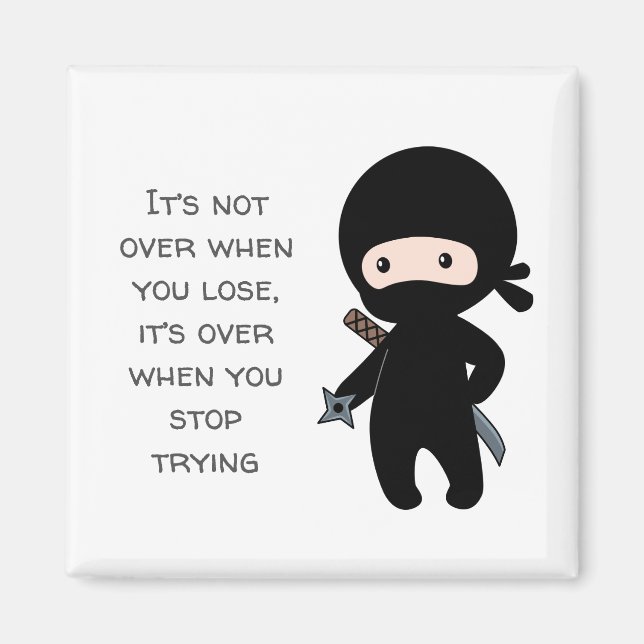 Tiny Ninja Holding Throwing Star Quote Magnet (Framsidan)