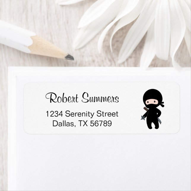 Tiny Ninja Holding Throwing Star Returadress Etikett (Insitu)