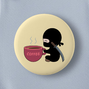 Tiny Ninja med Large Coffee Mugg på Gult Knapp