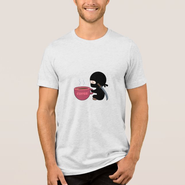 Tiny Ninja med stor kaffe Mugg Tee Shirt (Framsida)
