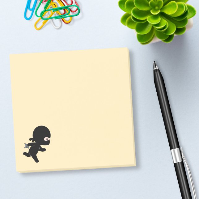 Tiny Ninja Running på Gult Post-it Block (Skapare uppladdad)