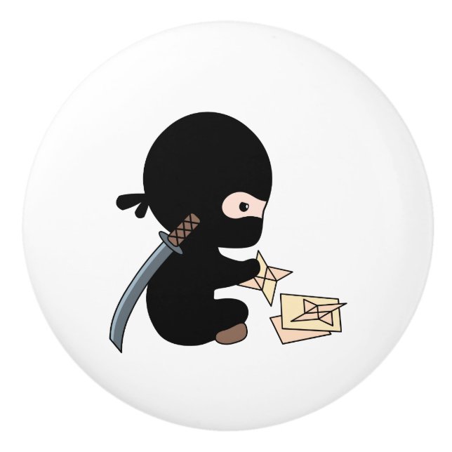 Tiny Ninja Skapar Origami Papper Throwing Star Knopp (Framsidan)