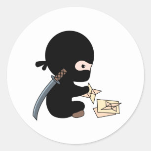 Tiny Ninja Skapar Origami Papper Throwing Star Runt Klistermärke