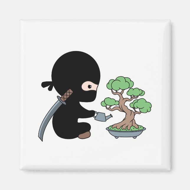 Tiny Ninja Watering Bonsai Träd Magnet (Framsidan)