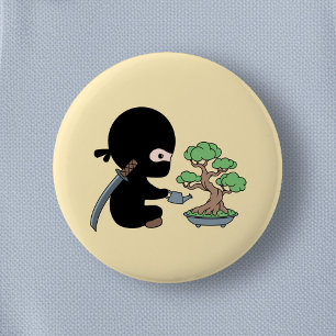 Tiny Ninja Watering Bonsai Träd på Gult Knapp