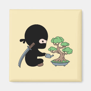 Tiny Ninja Watering Bonsai Träd på Gult Magnet
