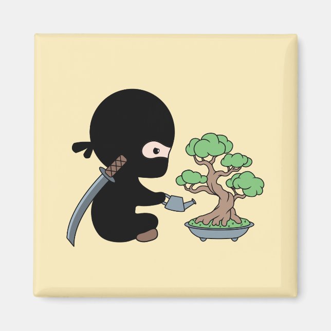 Tiny Ninja Watering Bonsai Träd på Gult Magnet (Framsidan)