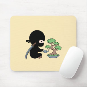 Tiny Ninja Watering Bonsai Träd på Gult Musmatta