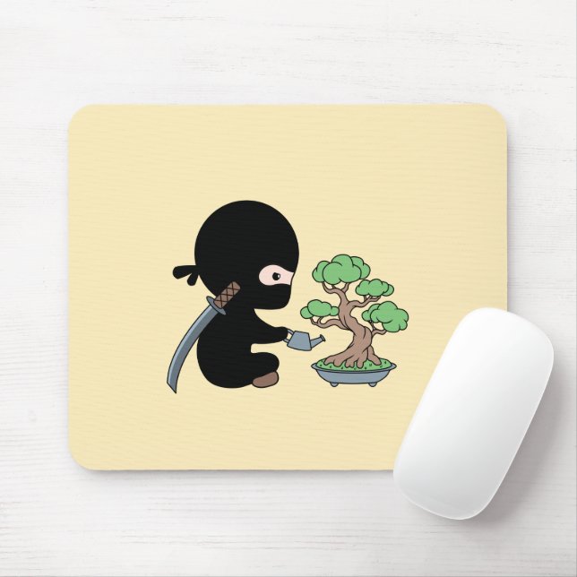 Tiny Ninja Watering Bonsai Träd på Gult Musmatta (Med mus)