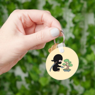 Tiny Ninja Watering Bonsai Träd på Gult Nyckelring