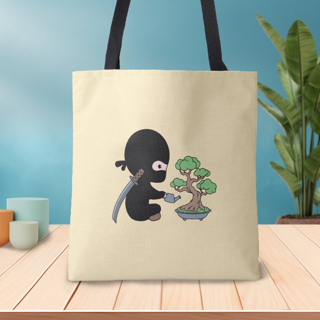 Tiny Ninja Watering Bonsai Träd på Gult Tygkasse (Skapare uppladdad)