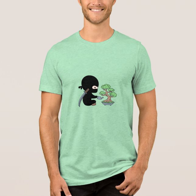 Tiny Ninja Watering Bonsai Träd T-shirt (Framsida)