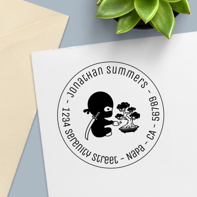 Tiny Ninja Watering Bonsai Tree Round Address Självfärgande Stämpel (Skapare uppladdad)