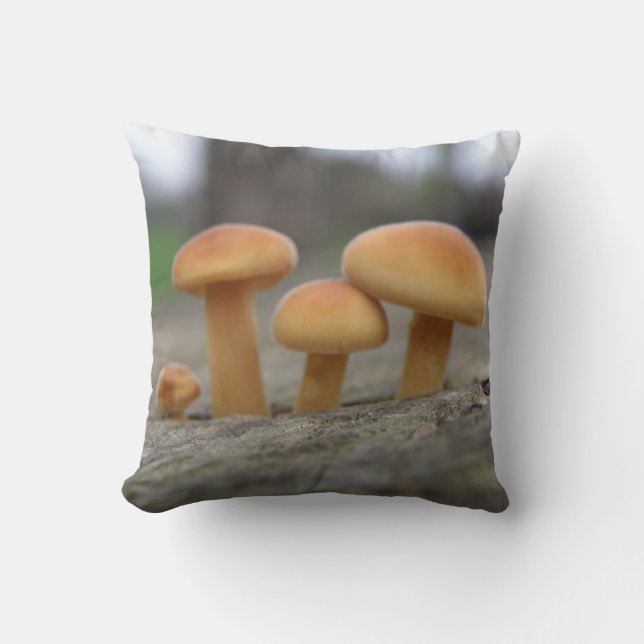 Tiny Toadstools Macro Pillow Kudde (Framsida)