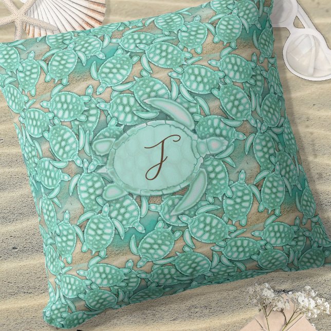 Tiny Turtles Sea and Sand Monogram ID696 Kudde (Skapare uppladdad)