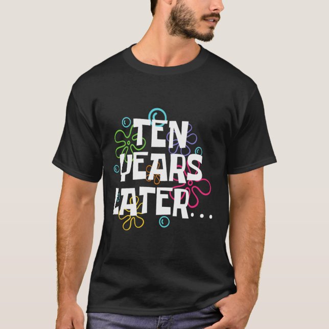 Tio år senare Later Lommny Meme 10 år gammal tiond T Shirt (Framsida)