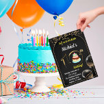 TIO ÅRS GAMLA BOYS BIRTHDAY-INBJUDAN INBJUDNINGAR<br><div class="desc">SÅDAN bra designade tio år gamla pojkar födelsedag med svart bakgrund</div>
