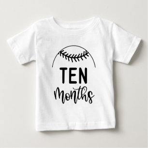 Tio månaders baseboll baby milstolpe - t shirt