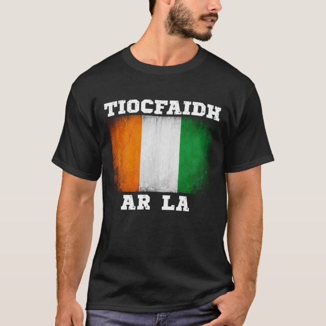  Tiocfah Ár Lá Irish Design T Shirt (Framsida)