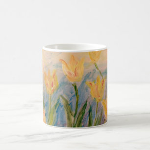 Tippandes genom tulpanerna kaffemugg