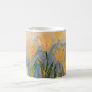 Tippandes genom tulpanerna kaffemugg