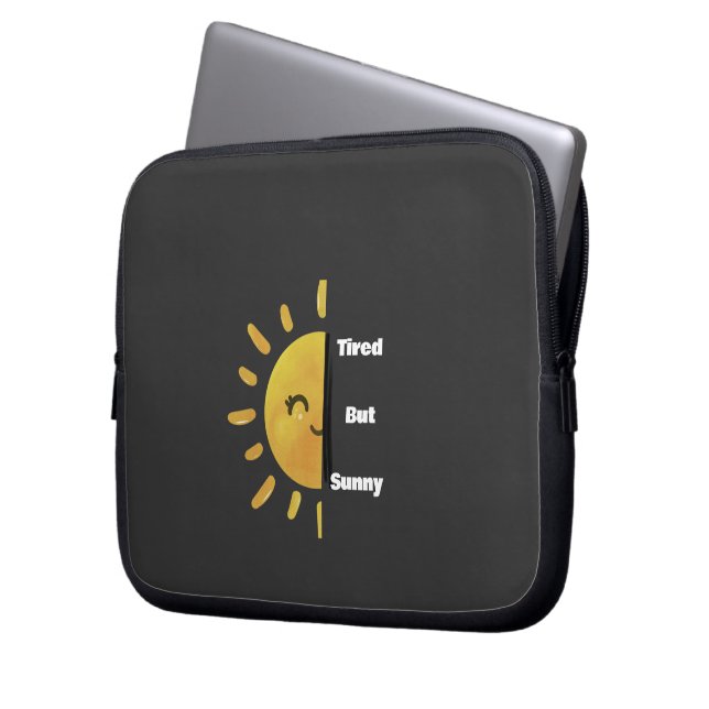 Tired but Sunny ☀️ | Funny Summer Burnout  Laptop Fodral (Framsidan Vänster)