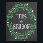"Tis the Season Chalkboard Print Poster<br><div class="desc">"Det här är säsongen att vara glad! Fa la la la la,  la la la la! Dra upp din helgdag-dekaler med den här unika designen av kalkylbord. Se till att kontrollera min butik för liknande samordnande design och produkter.</div>